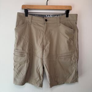 Wrangler ATG Cargo All Terrain Gear Reinforced Utility Shorts Men's Size 34 Tan